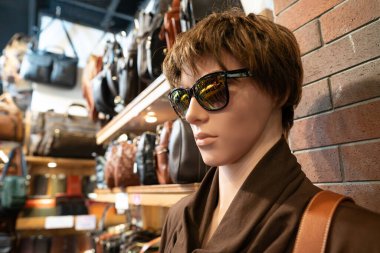 BANGKOK, THAILAND - 26 Ekim 2023: Terminal 21 alışveriş merkezindeki bir mağazada giysili mankenin yakın çekimi.