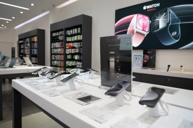 BANGKOK, THAILAND - 26 Ekim 2023: Terminal 21 alışveriş merkezindeki iBeat mağazasında sergilenen eşyalar.