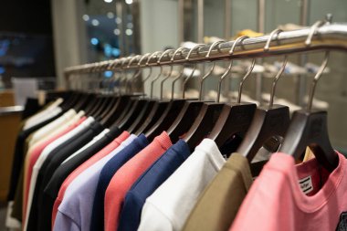 BANGKOK, THAILAND - 26 Ekim 2023: Terminal 21 alışveriş merkezindeki Onitsuka Tiger mağazasında giysiler sergileniyor.