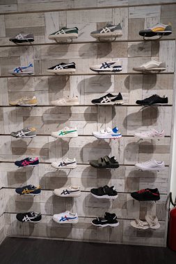 BANGKOK, THAILAND - 26 Ekim 2023: Onitsuka Tiger ayakkabıları Terminal 21 alışveriş merkezinde sergileniyor.