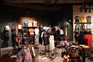 BANGKOK, THAILAND - 26 Ekim 2023: Terminal 21 alışveriş merkezindeki Superdry mağazasının içi.