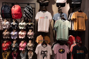 BANGKOK, THAILAND - 26 Ekim 2023: Terminal 21 alışveriş merkezindeki Superdry mağazasının içi.