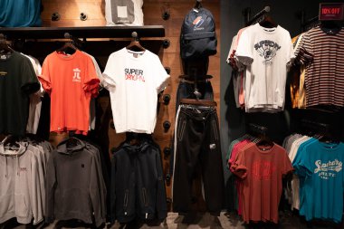 BANGKOK, THAILAND - 26 Ekim 2023: Terminal 21 alışveriş merkezindeki Superdry mağazasının içi.