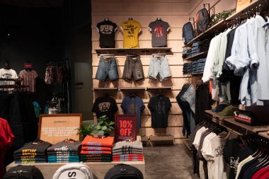 BANGKOK, THAILAND - 26 Ekim 2023: Terminal 21 alışveriş merkezindeki Superdry mağazasının içi.