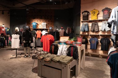 BANGKOK, THAILAND - 26 Ekim 2023: Terminal 21 alışveriş merkezindeki Superdry mağazasının içi.