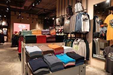 BANGKOK, THAILAND - 26 Ekim 2023: Terminal 21 alışveriş merkezindeki Superdry mağazasının içi.