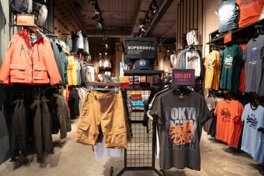 BANGKOK, THAILAND - 26 Ekim 2023: Terminal 21 alışveriş merkezindeki Superdry mağazasının içi.