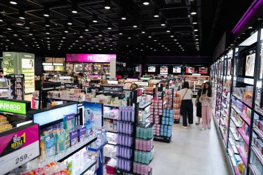 BANGKOK, THAILAND - 26 Ekim 2023: 21 numaralı Terminal alışveriş merkezindeki Eveandboy mağazasında kozmetik ürünler sergileniyor.