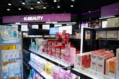 BANGKOK, THAILAND - 26 Ekim 2023: 21 numaralı Terminal alışveriş merkezindeki Eveandboy mağazasında kozmetik ürünler sergileniyor.