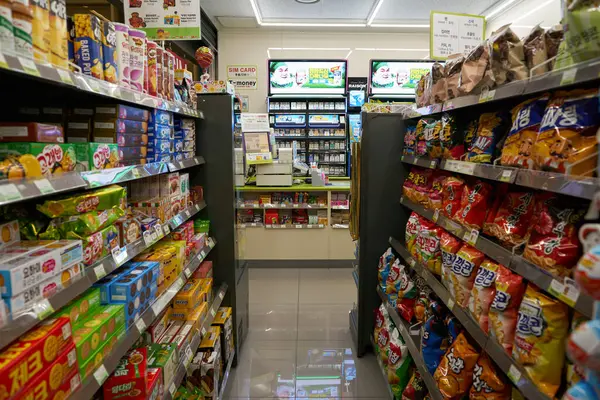 Incheon, Güney Kore - 17 Mayıs 2017: Incheon Uluslararası Havaalanı 'ndaki CU bakkalında koridor.