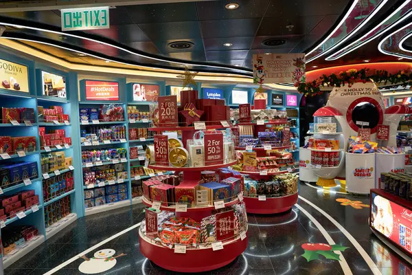 HONG KONG, ÇİN - 08 Aralık 2023: Heinemann tarafından Hong Kong Uluslararası Havalimanı 'nda çekilen Tatlı Rüyalar.