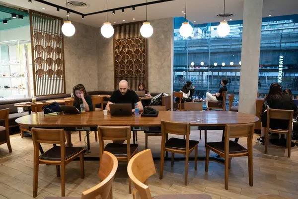 BANGKOK, THAILAND - 27 Ekim 2023: Bangkok 'taki Starbucks Kahvesi' nin dahili çekimi.