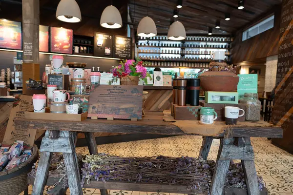 BANGKOK, THAILAND - 27 Ekim 2023: Bangkok 'taki Starbucks Kahve' de sergilenen mallar.