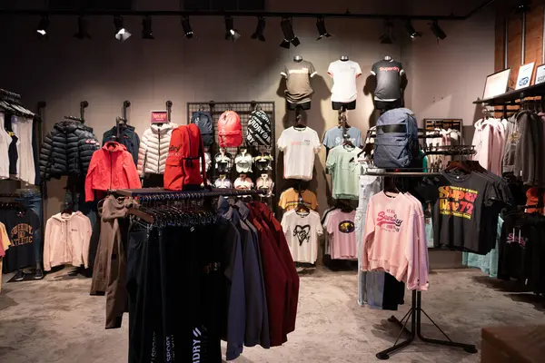 BANGKOK, THAILAND - 26 Ekim 2023: Terminal 21 alışveriş merkezindeki Superdry mağazasının içi.