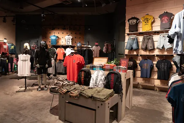 BANGKOK, THAILAND - 26 Ekim 2023: Terminal 21 alışveriş merkezindeki Superdry mağazasının içi.