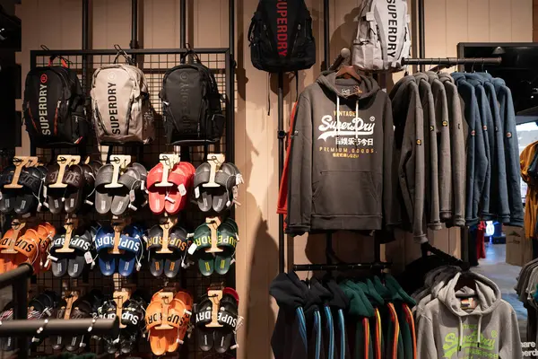 BANGKOK, THAILAND - 26 Ekim 2023: Terminal 21 alışveriş merkezindeki Superdry mağazasının içi.