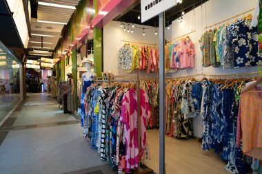 BANGKOK, THAILAND - 26 Ekim 2023: Terminal 21 alışveriş merkezindeki bir mağazada giysi sergileniyor.
