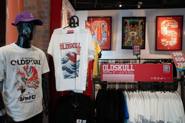 BANGKOK, THAILAND - 26 Ekim 2023: Terminal 21 alışveriş merkezindeki bir mağazada giysi sergileniyor.