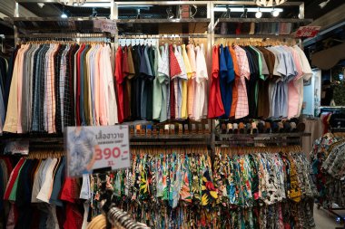 BANGKOK, THAILAND - 26 Ekim 2023: Terminal 21 alışveriş merkezindeki bir mağazada giysi sergileniyor.