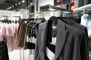 BANGKOK, THAILAND - 26 Ekim 2023: Pomelo mağazasının 21. terminaldeki iç çekimleri.