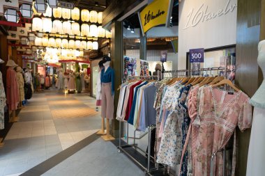 BANGKOK, THAILAND - 26 Ekim 2023: Terminal 21 alışveriş merkezindeki bir mağazada giysi sergileniyor.