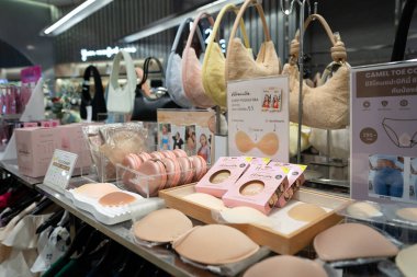 BANGKOK, THAILAND - 26 Ekim 2023: Terminal 21 alışveriş merkezindeki bir mağazada sergilenen eşyalar.