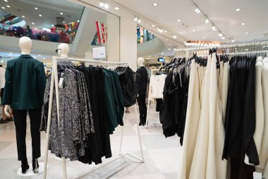 BANGKOK, THAILAND - 26 Ekim 2023: Terminal 21 'deki H ve M mağazasında satılık kıyafetler.