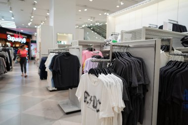 BANGKOK, THAILAND - 26 Ekim 2023: Terminal 21 'deki H ve M mağazasında satılık kıyafetler.