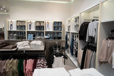 BANGKOK, THAILAND - 26 Ekim 2023: Terminal 21 'deki H ve M mağazasında satılık kıyafetler.