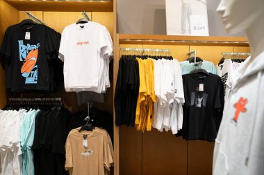 BANGKOK, THAILAND - 26 Ekim 2023: Terminal 21 'deki H ve M mağazasında satılık kıyafetler.