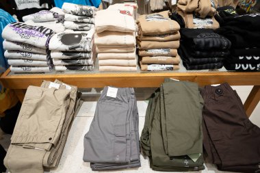 BANGKOK, THAILAND - 26 Ekim 2023: Terminal 21 'deki H ve M mağazasında satılık kıyafetler.