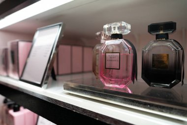 BANGKOK, THAILAND - 26 Ekim 2023: 21 numaralı Terminal alışveriş merkezindeki Victoria 's Secret mağazasında yakın çekim.