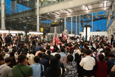 BANGKOK, THAILAND - 26 Ekim 2023: Taraftarlar Tayland-Danimarka güzelliğini güzellik yarışmasına uğurlamak için Suvarnabhumi Uluslararası Havalimanında buluştular.