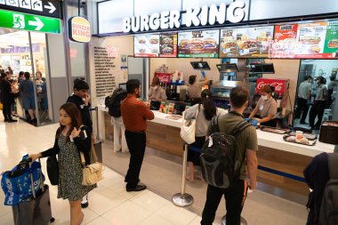 BANGKOK, THAILAND - 14 ARALIK 2023: Suvarnabhumi Uluslararası Havalimanı 'ndaki Burger King fast food restoranında satış alanı.