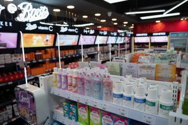 BANGKOK, THAILAND - 28 Ekim 2023: Suvarnabhumi Uluslararası Havalimanı 'ndaki Boots mağazasında aynı mallar için. Boots bir sağlık ve güzellik perakendecisi ve eczane zinciri..
