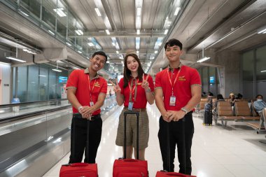 BANGKOK, THAILAND - 28 Ekim 2023 Suvarnabhumi Uluslararası Havalimanı 'nda poz veren VietJet Hava Kabin Ekibi.