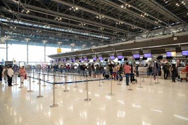 BANGKOK, THAILAND - 14 ARALIK 2023: Suvarnabhumi Uluslararası Havalimanı 'ndaki kalkış salonuna giriş yapacak yolcular.