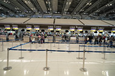 BANGKOK, THAILAND - 14 ARALIK 2023: Suvarnabhumi Uluslararası Havalimanı 'ndaki kalkış salonuna giriş yapacak yolcular.