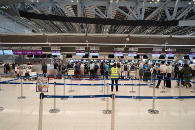 BANGKOK, THAILAND - 14 Aralık 2023: Suvarnabhumi Uluslararası Havalimanı Katar Havayolları kayıt gişesi.