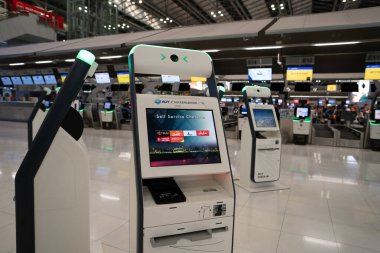 BANGKOK, THAILAND - 28 EKİM 2023: Suvarnabhumi Uluslararası Havalimanı 'ndaki otomatik kayıt gişeleri.
