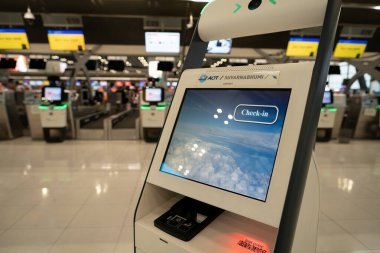 BANGKOK, THAILAND - 28 Ekim 2023: Suvarnabhumi Uluslararası Havalimanı 'ndaki kendini kontrol gişesinin yakın plan çekimi.