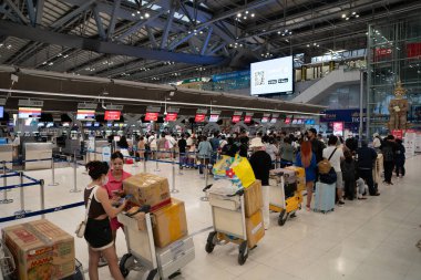 BANGKOK, THAILAND - 28 EKİM 2023: Suvarnabhumi Uluslararası Havalimanı 'ndaki kayıt alanında kuyrukta bekleyenler.