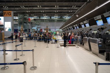 BANGKOK, THAILAND - 28 Ekim 2023: Suvarnabhumi Uluslararası Havalimanı 'ndaki kalkış salonuna giriş yapacak yolcular.