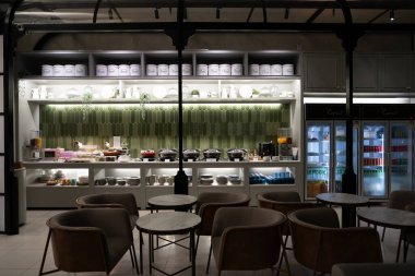 BANGKOK, THAILAND - 28 Ekim 2023: Coral Premium Lounge, Yurtiçi Suvarnphumi Havaalanı 'nda açık büfe.