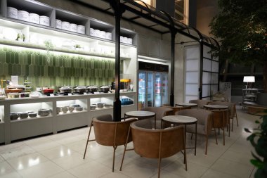 BANGKOK, THAILAND - 28 Ekim 2023: Coral Premium Lounge, Yurtiçi Suvarnphumi Havaalanı 'nda açık büfe.
