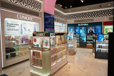 BANGKOK, THAILAND - 12 Aralık 2023: Suvarnabhumi Uluslararası Havalimanı 'ndaki vergisiz mağazada sergilenen Clinique ürünleri.