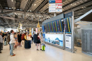 BANGKOK, THAILAND - 14 ARALIK 2023: Suvarnabhumi Uluslararası Havalimanı 'ndaki dijital uçuş bilgi görüntüleme sistemi.