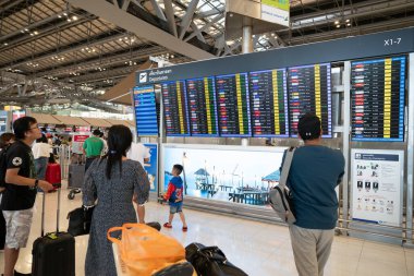 BANGKOK, THAILAND - 14 ARALIK 2023: Suvarnabhumi Uluslararası Havalimanı 'ndaki dijital uçuş bilgi görüntüleme sistemi.