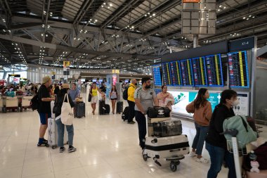 BANGKOK, THAILAND - 28 Ekim 2023: Suvarnabhumi Uluslararası Havalimanı 'ndaki dijital uçuş bilgi görüntüleme sistemi.
