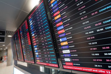 BANGKOK, THAILAND - 13 Ekim 2023: Suvarnabhumi Uluslararası Havalimanı 'ndaki dijital uçuş bilgi ekran sisteminin yakın çekimi.